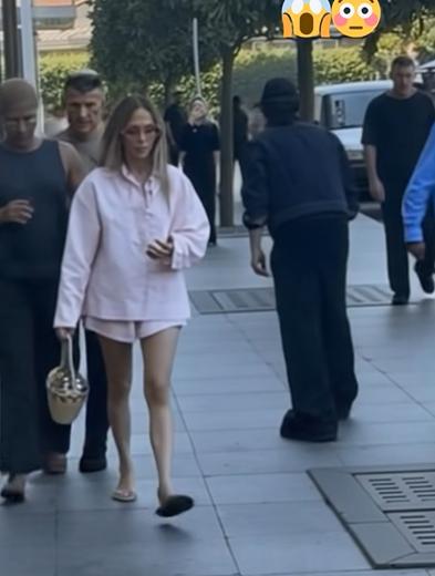 What surprising reason could have stopped Jennifer Lopez from entering the Chanel store in Istanbul?