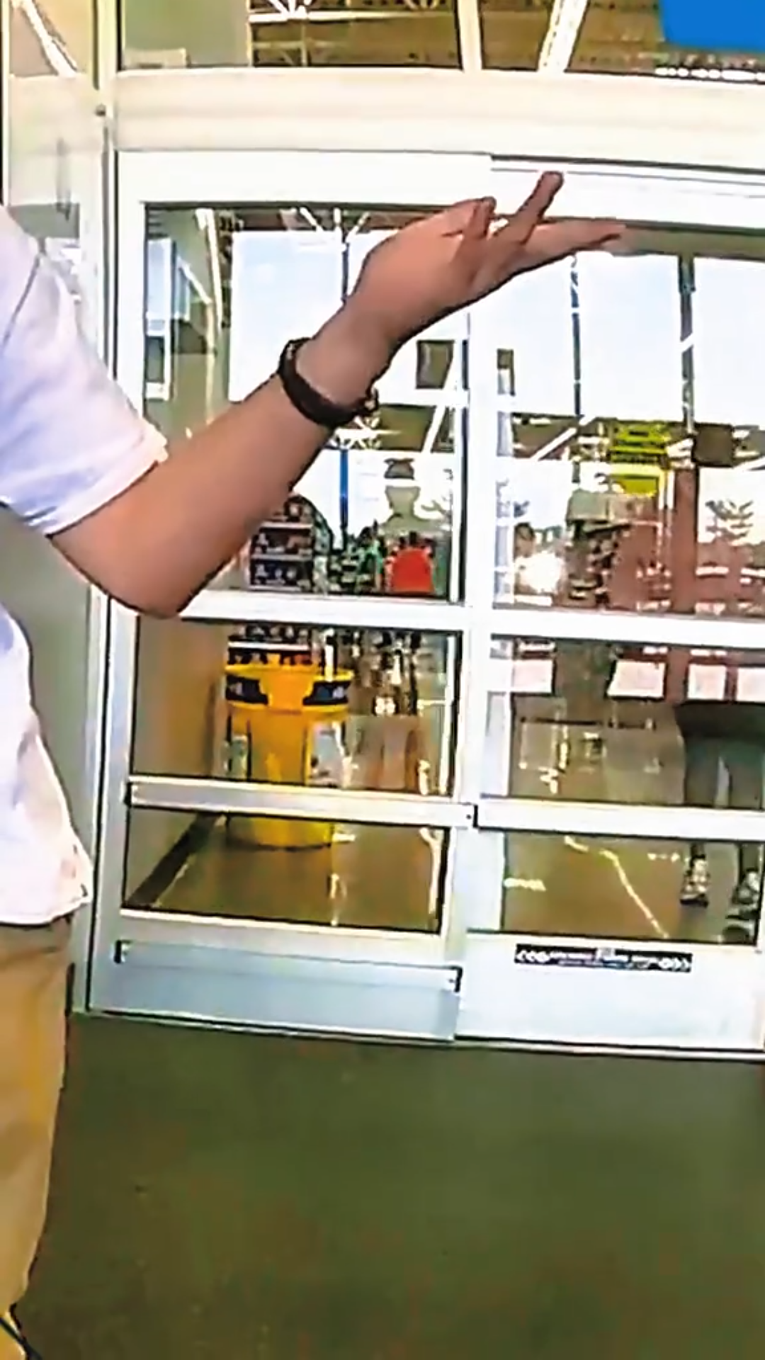“Chaos in Walmart: Customer Refuses to Pay, Demands Free Items”